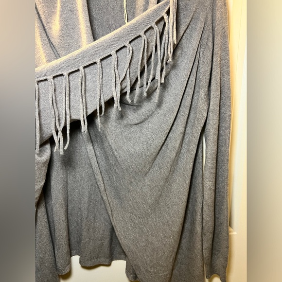 LOVE STITCH Carys Fringed Sweater Cozy Shawl Wrap Size Medium Gray NWT - Picture 5 of 12